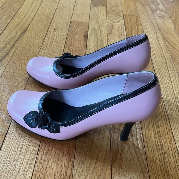 Vintage Steve Madden Pink/black trim and rosette pumps, Size 8 1/2. - Picture 8 of 8
